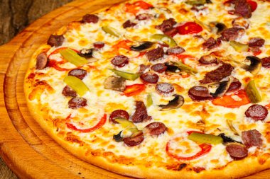 Sosis ve peynir pizza