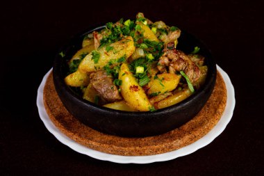 Kavrulmuş domuz patates tava ile