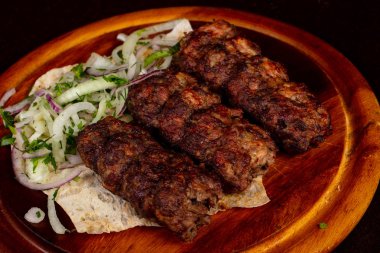 Izgara domuz Kebap köfte soğan hizmet