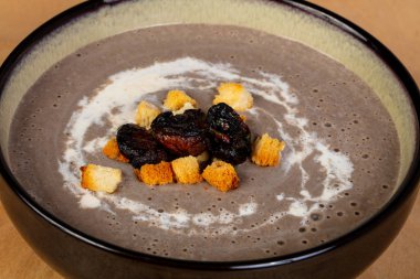 Mantar kremalı çorba ile kavrulmuş petrol