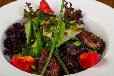 Karaciğer ve domates salatası