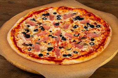 Jambon, peynir ve Mantarlı Pizza