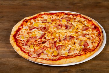 Pastırma, peynir ve ananas pizza