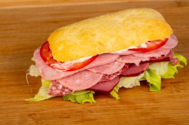 Panini jambon, domates ve sosis ile