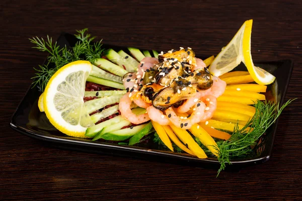 Salada Com Legumes Camarão Mexilhões — Fotografia de Stock