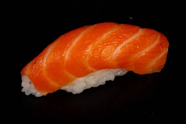 日本冷寿司配鲑鱼 — 图库照片