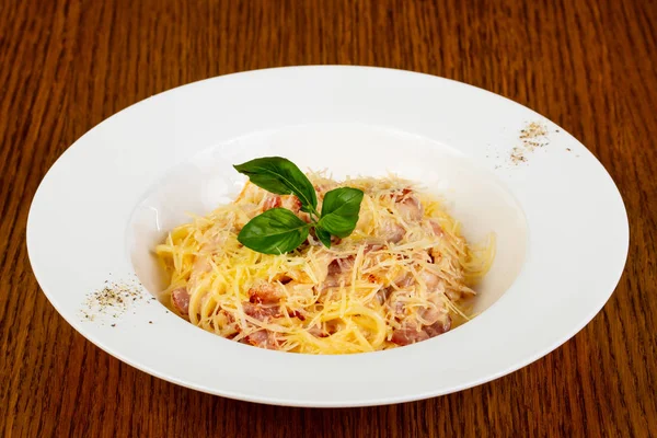 Pasta Spaghetti Carbonara Geserveerd Basilicum — Stockfoto