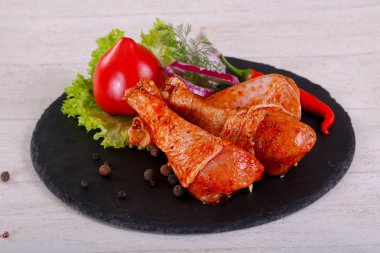 Izgara ve Barbekü için çiğ tavuk Marine bacaklar