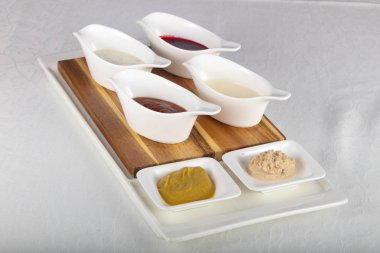 Soslar ürün yelpazesine karıştırın beyaz masaya