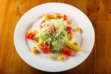 Sezar salatası somon ve peynir