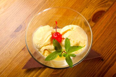 Vanilyalı dondurma ile nane ve kiraz