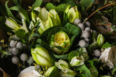 Çeşitli çiçek ile romantik buket