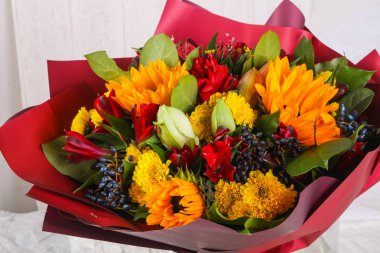 Çeşitli çiçek ile romantik buket