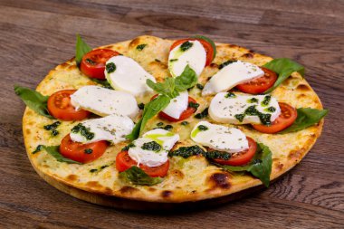 Pizza Caprese fesleğen ve mozarella