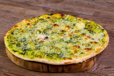 Pesto ve peynirli pizza