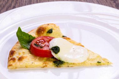 Pizza Caprese fesleğen ve mozarella