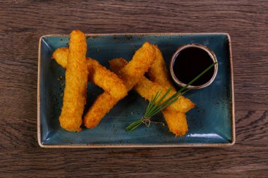 Peynir sos ile yeşil soğan servis yapışıyor