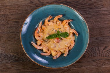 Fesleğen yaprakları servis soslu karides kokteyl