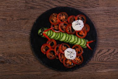 Çocuklar salata domates, salatalık ve krema ile