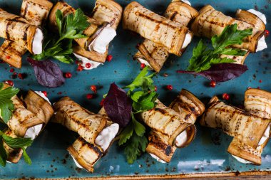 Patlıcan peynir maydanoz hizmet ile rulo