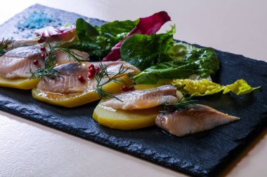 Patates ve soğanlı ringa balığı.