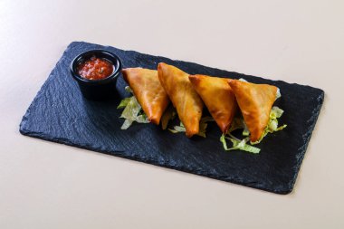 Soslu sıcak et hamur işleri