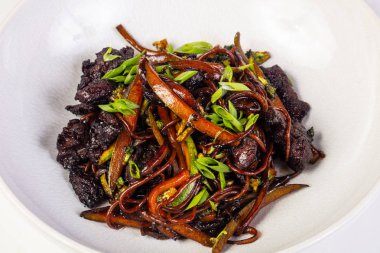 Soba tavuk ve kişniş ile