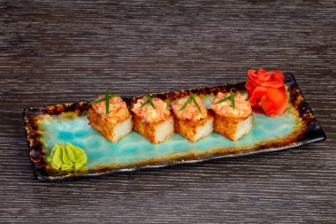 Gevrek pirinç ton balığı ve wasabi ile rulo