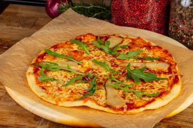 Meyve lezzetli pizza ile armut