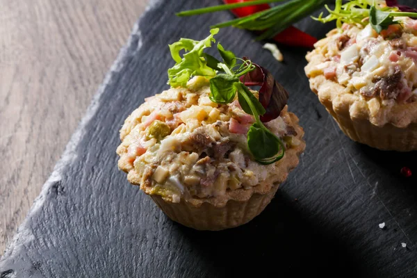 Canapé Ensalada Ruso Con Hierbas —  Fotos de Stock