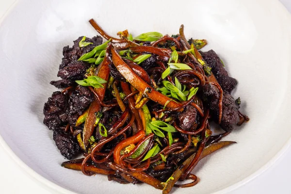 Soba tavuk ve kişniş ile