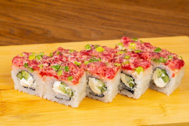 Lezzetli baharatlı ton balığı ile krem peynir rulo