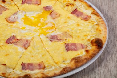 Pizza carbonara pastırma ve yumurta ile