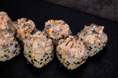 Japon baharatlı suşi ve rulolar