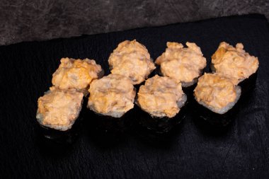 Japon baharatlı suşi ve rulolar