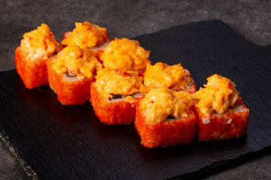 Japonca rulo ile pirinç pişmiş