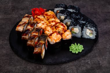 Japon Suşi ile çeşitli madde ayarla