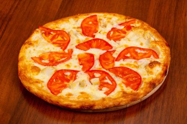 Tavuk, peynir ve domates Pizza