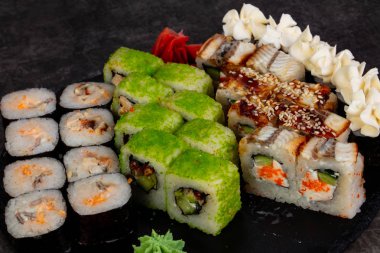 Japon Suşi ile çeşitli madde ayarla