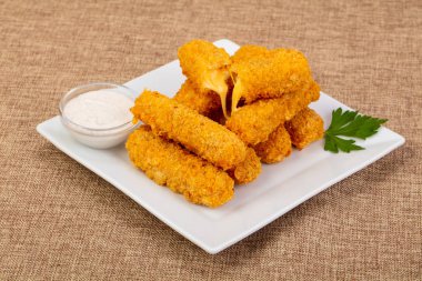 Kızarmış peynir sos ile sopa