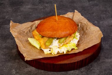 Burger balık ve salatalık turşusu