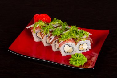 Ton balığı ve krema ile Japon rulo