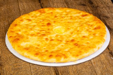 Ahşap arka plan üzerinde geleneksel Osetya pasta