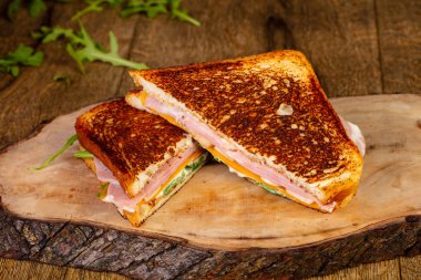 Jambonlu ve peynirli sandviç.