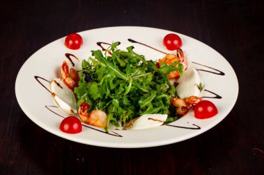 Mozzarella peyniri, ruccola ve karides salatası