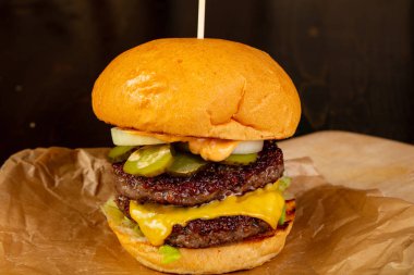 Et ve peynir ile lezzetli ev yapımı Hamburger