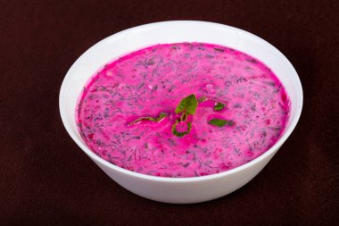 Pancar ve kefir ile Okroshka çorbası
