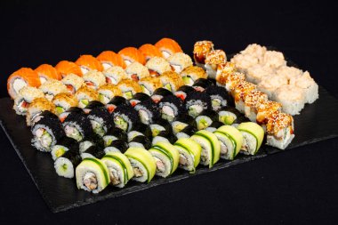 Japonca set balık ve pirinç ile rulo