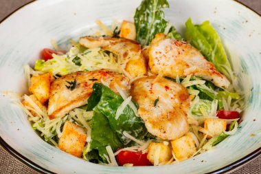 Tavuk ve parmesan peynirli sezar salatası.