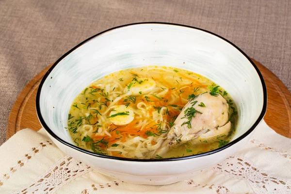 Sup Ayam Dengan Kaki Dan Mie — Stok Foto